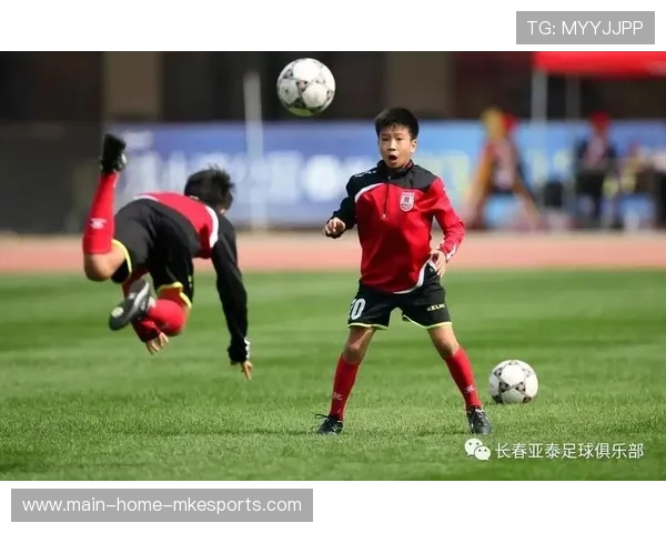 AC米兰青训传球课：小将学会在狭小空间快速出球