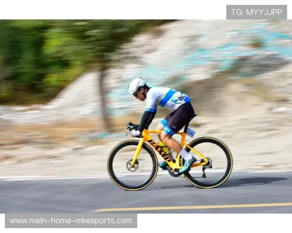 公路自行车赛群雄角逐，领骑组发生戏剧性翻车