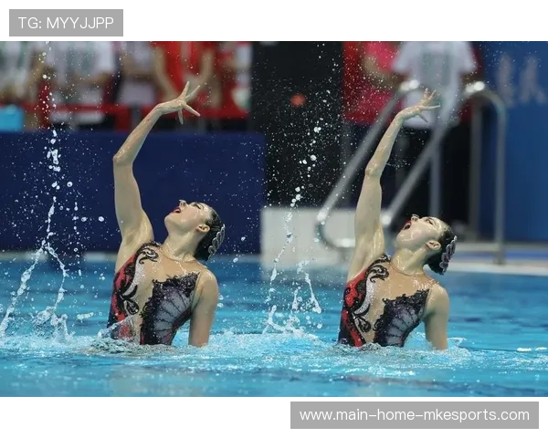 花样游泳组合同步入水动作美得窒息