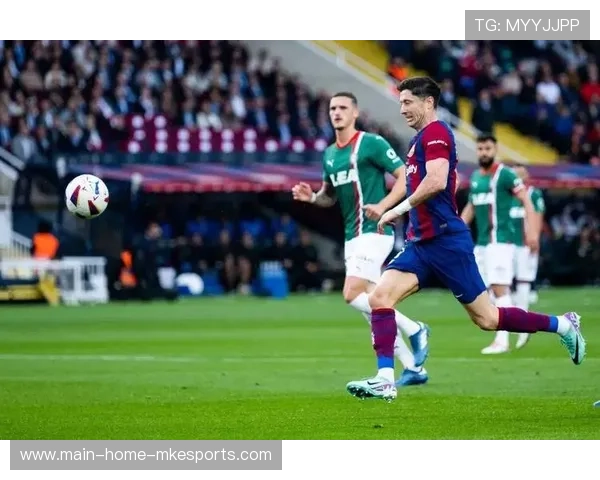 莱万禁区内即兴停球后爆射震撼看台